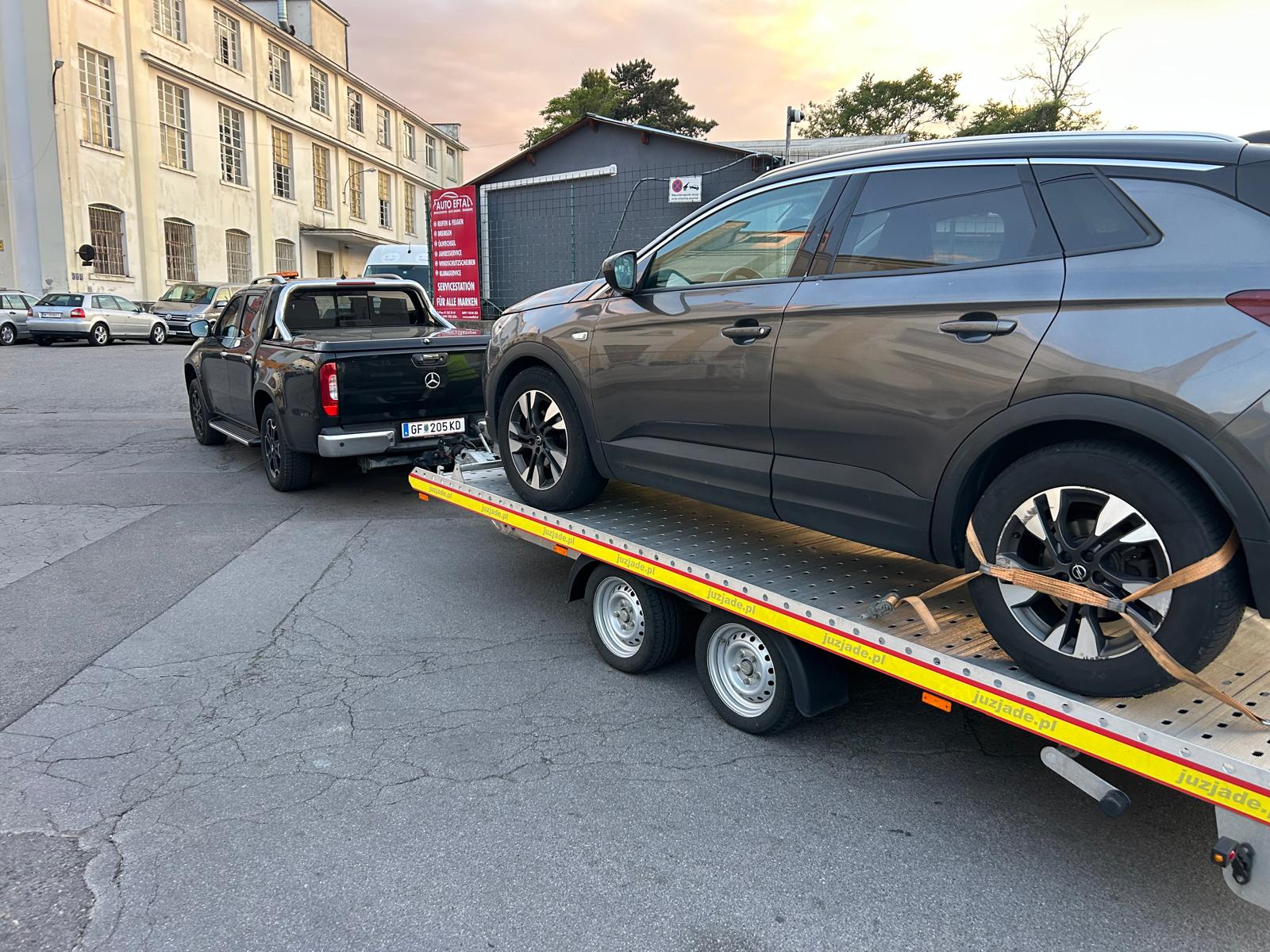 Verladung eines Fahrzeugs auf den Abschleppwagen