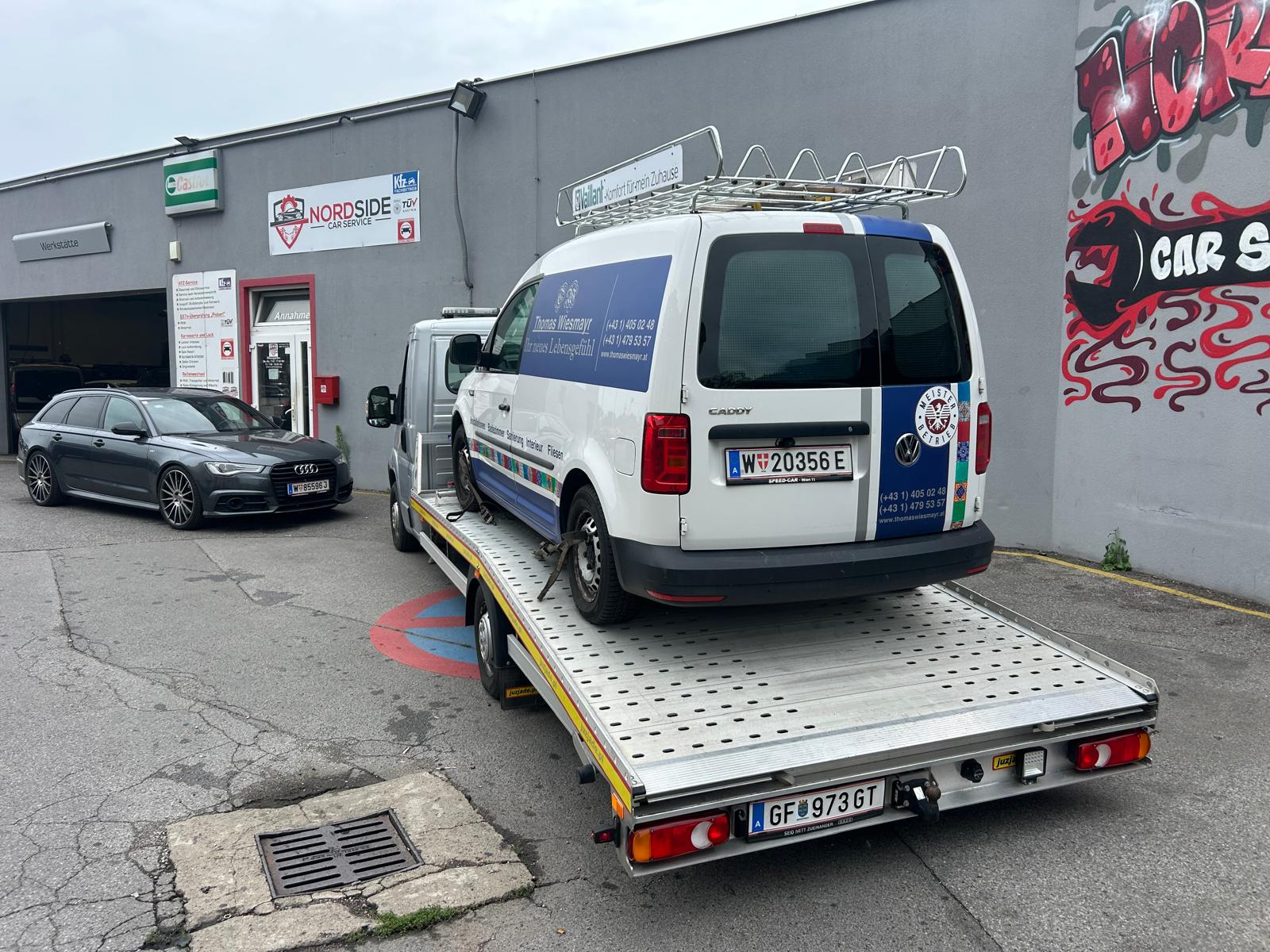 Abschleppwagen bei winterlichem Einsatz in Österreich